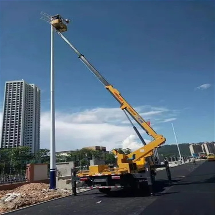 王下乡维修路灯的曲臂升降车出租