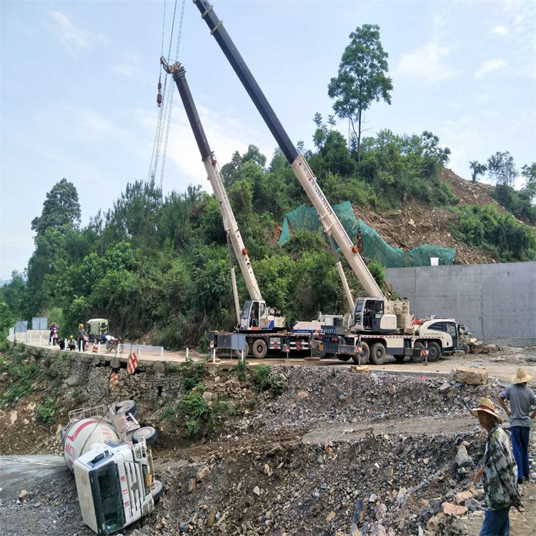 王下乡汽车掉沟里叫吊车救援要多少钱